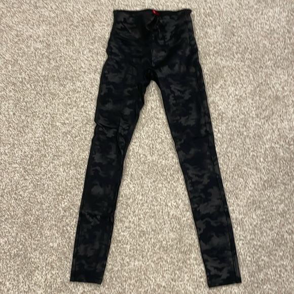 Spanx black camo leggings size small - Picture 1 of 3